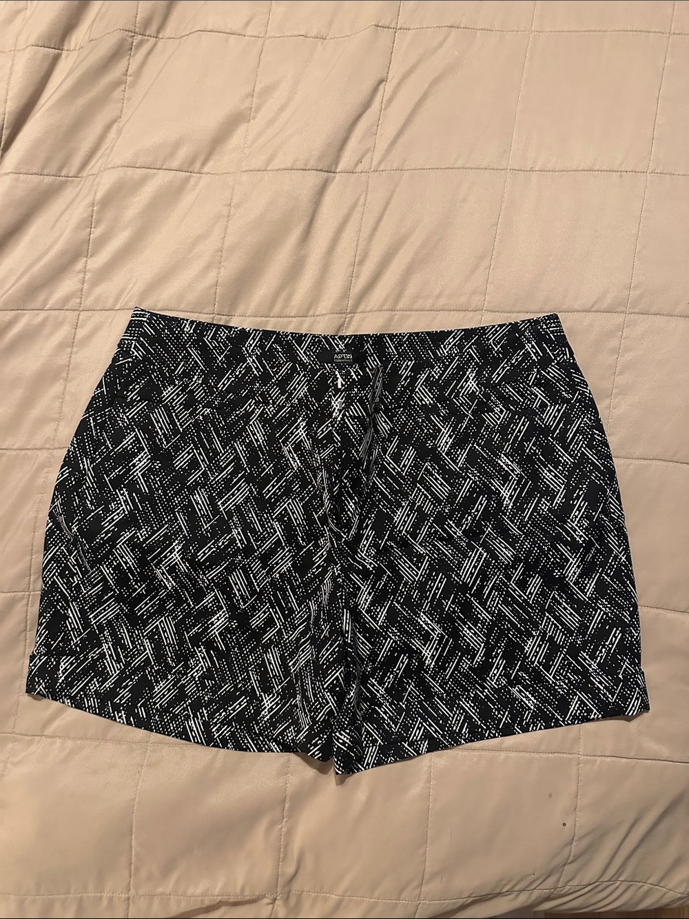 Apt. 9 Black and White Patterned Women’s Shorts